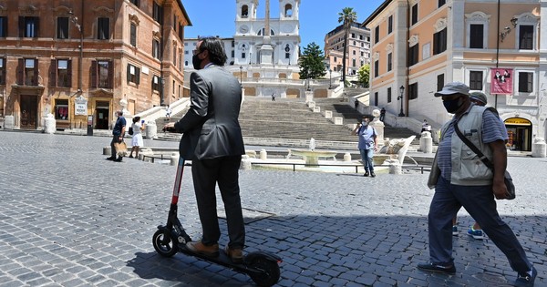 Las patinetas eléctricas invaden el centro de Roma