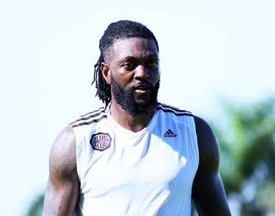 Se cancela el plan de vuelo de Adebayor