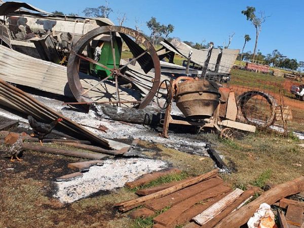 Investigan quema de tractor y máquinas en estancia de Amambay