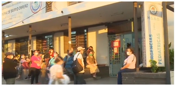 Por 'reorganización interna', se registra aglomeración de personas en el Hospital de Barrio Obrero