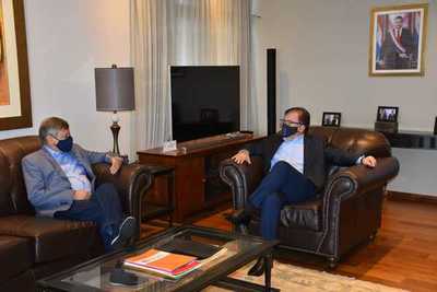 El nuevo embajador embajador argentino se reúne con el director de la EBY - El Trueno