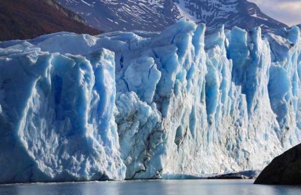 La impresionante caída de un glaciar del tamaño de un edificio de cinco pisos - SNT