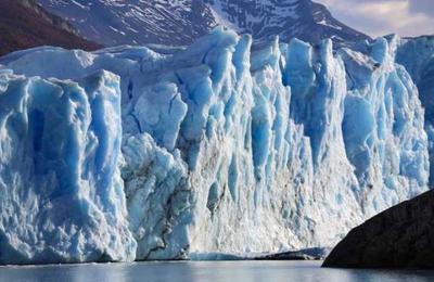 La impresionante caída de un glaciar del tamaño de un edificio de cinco pisos - C9N