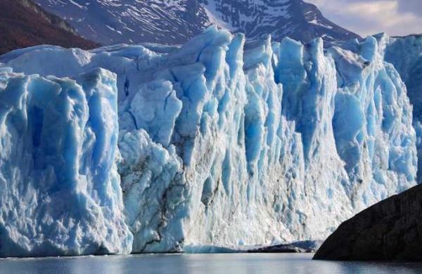 La impresionante caída de un glaciar del tamaño de un edificio de cinco pisos - C9N