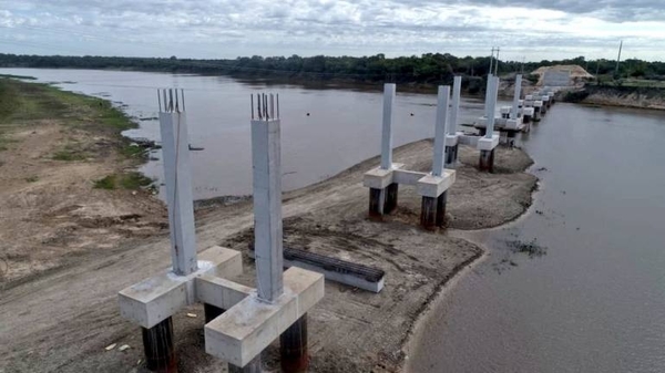 HOY / El presidente Mario Abdo y el ministro Arnoldo Wiens verifican las primeras obras de la Defensa Costera de Pilar