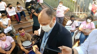 HOY / Autoridades de Salud se reúnen con pacientes oncológicos para tratar la falta de medicamentos