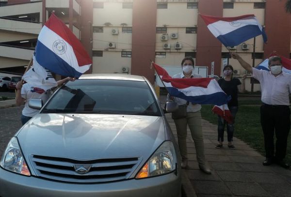 Ciudadanos autoconvocados y sindicatos de Clínicas se suman a caravana contra la corrupción - Nacionales - ABC Color