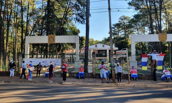 Varias personas se encadenan para exigir asistencia