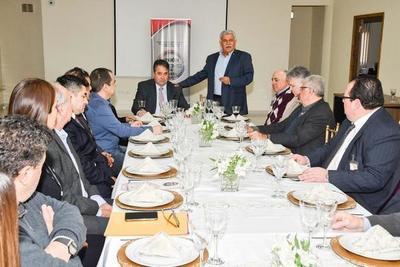 Comerciantes de CDE piden bajar tasa aeroportuaria al presidente de la DINAC