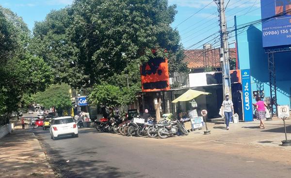 Autos y motos ocupan acera y obstaculizan parada de buses • Luque Noticias