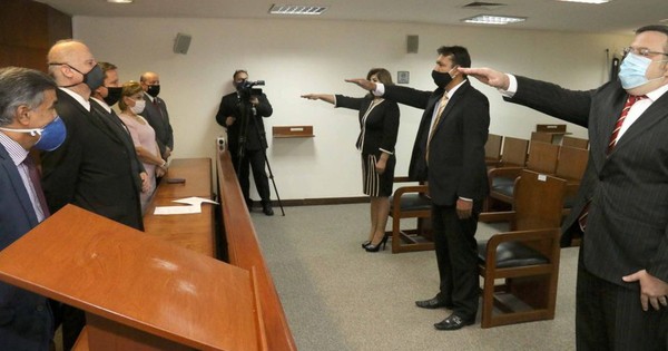 Ministros tomaron juramento a jueces y agente fiscal