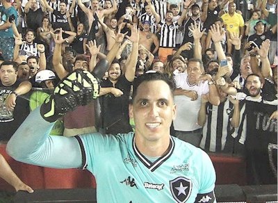 Junior Fernández, seguridad en el arco | Crónica