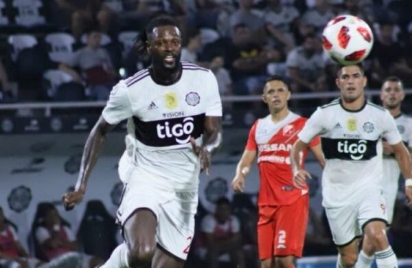 No hay vuelos para traer a Adebayor, afirma Trovato