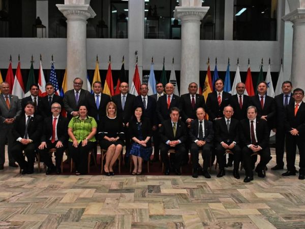 Traerán a funcionarios con más de 6 años en el exterior