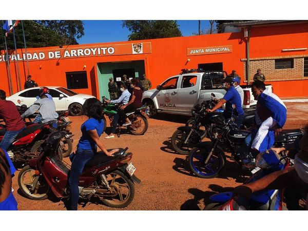 En caravana, indignados exigieron  intervención en Comuna de Arroyito