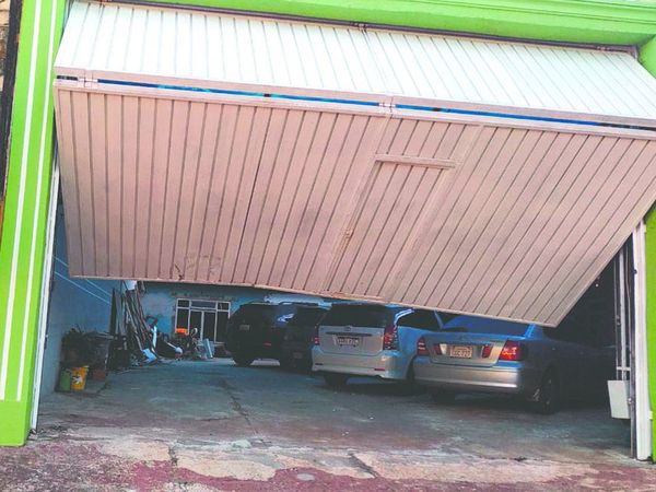 Borracho atropelló la casa del nuevo novio de su ex