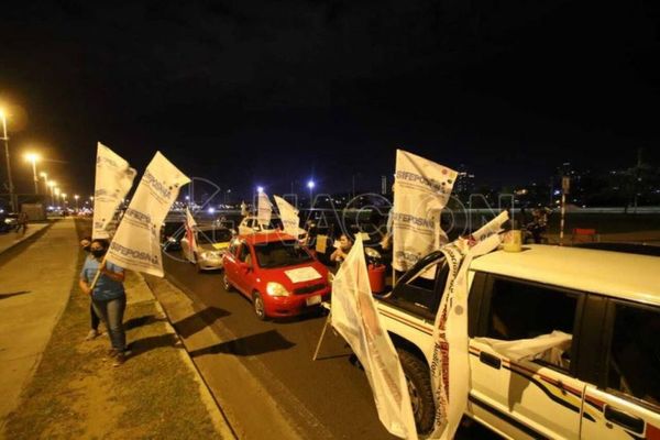 Ciudadanos indignados realizan nueva caravana contra la corrupción