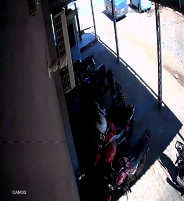 Hurtan motocicleta frente a local comercial