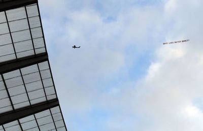 Criticaron el “White Lives Matter” que apareció en el cielo de Manchester - Fútbol - ABC Color