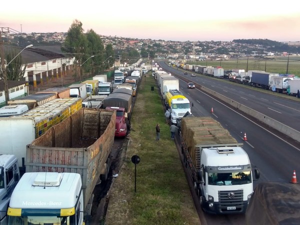 En BRASIL afirman que HUELGA de CAMIONEROS quiere tumbar al GOBIERNO