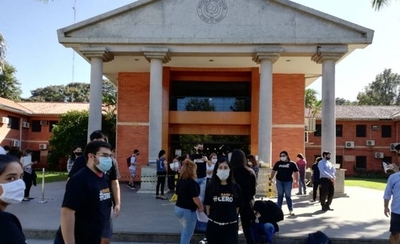 HOY / Estudiantes de la UNA repudian recorte de becas y exigen reposición