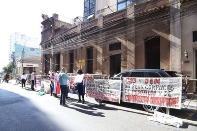 Molesta con manifestantes, ministra Bareiro pide que Fiscalía intervenga frente al JEM - Nacionales - ABC Color