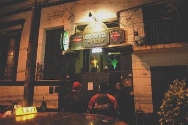 HOY / Conocido bar lanza mensaje 'machista', desata lío con mujeres y cierra su fan page