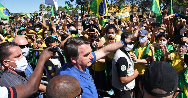 Juez brasileño ordena que Bolsonaro use máscara en lugares públicos