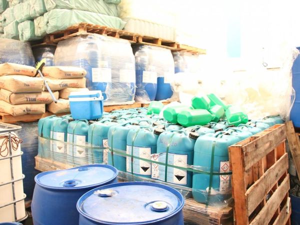 Incautan precursores para cocaína de una firma de productos químicos
