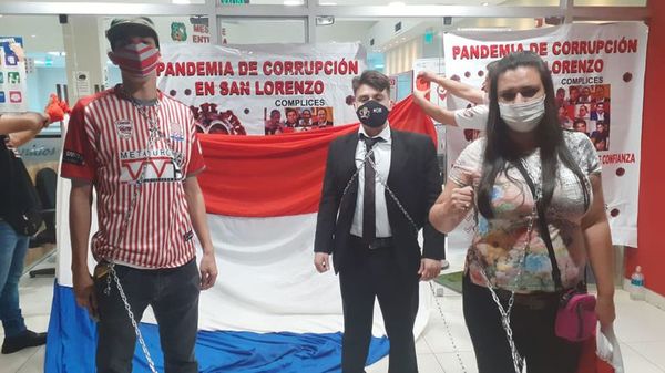 Manifestantes se encadenan para exigir imputación de intendente de San Lorenzo - Nacionales - ABC Color