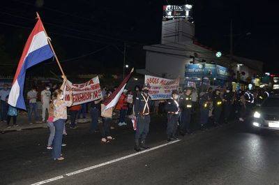 Incidentada manifestación contra la familia Lanzoni en Ñemby - Nacionales - ABC Color