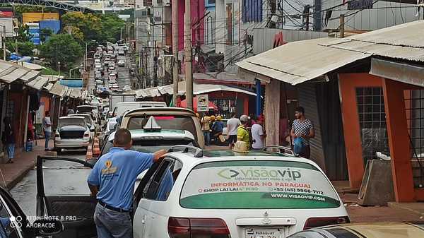 Transito SEMIPARALIZADO en el Puente de la Amistad por control de MILITARES brasileños