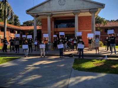 Universitarios exigen arancel cero y Hacienda les responde con recortes