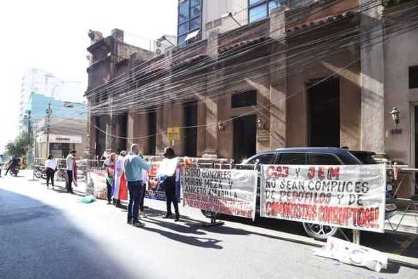 Detienen a un hombre tras manifestarse frente al domicilio de la ministra Bareiro de Módica » Ñanduti