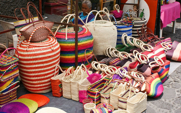 Comunidad indígena “Toba Qom” ofrece su producción en feria artesanal