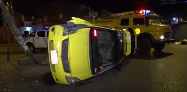 Taxista herido tras vuelco en el Mercado 4 | Noticias Paraguay