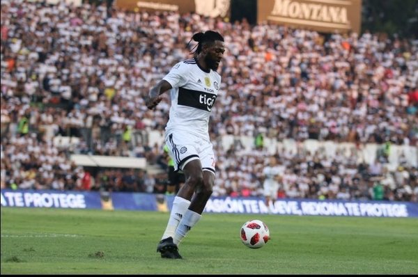 Olimpia habría intimado a Emmanuel Adebayor a que regrese de inmediato a Paraguay