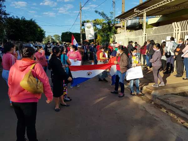 A huevazos escrachan a intendente de Itakyry, quien querelló a un concejal