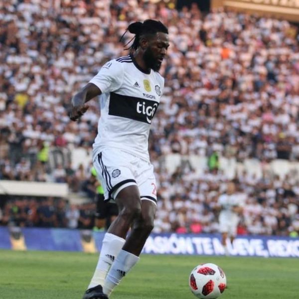Se acaba el tiempo y Olimpia contempla rescindir con Adebayor
