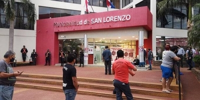 HOY / El movimiento ciudadano denominado "Che Kuerai" se manifiesta frente a la Municipalidad de San Lorenzo
