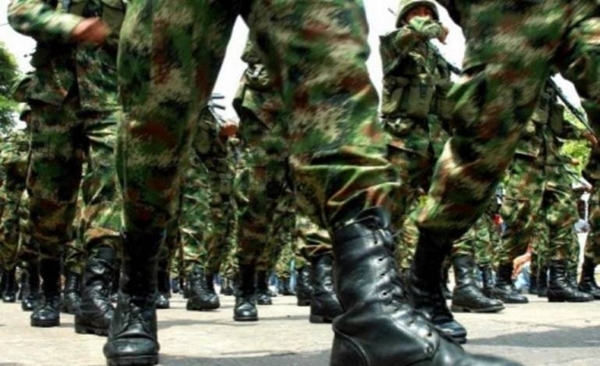 HOY / Capitán militar enojado con la gente: “¿Para qué se juntan con nosotros?”