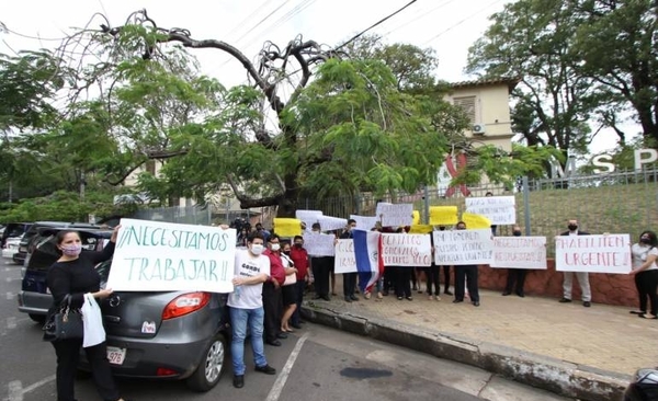 HOY / Manifestación frente a Salud: funcionarios de Casinos exigen volver a trabajar
