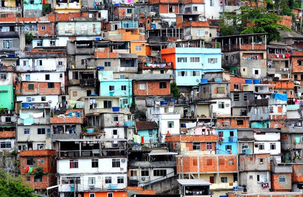El 35 % de familias en favelas de Brasil perdió toda la renta por la pandemia » Ñanduti