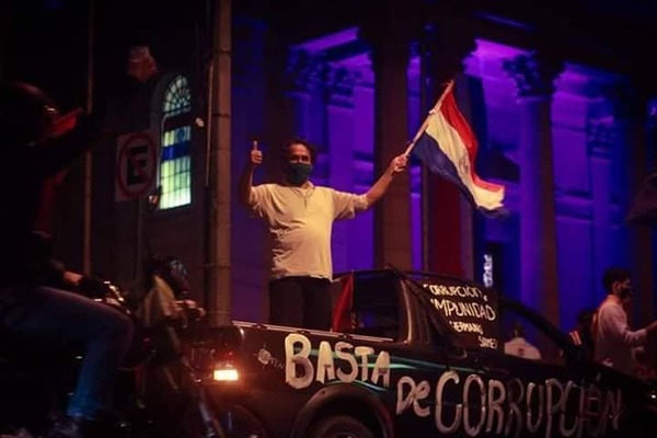 ▶ | Manifestantes en Caaguazú se encadenaron para exigir la exoneración de facturas de la Ande y la renuncia de Villordo