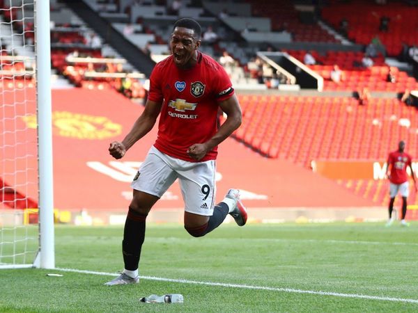 Martial guía a un buen United con un triplete