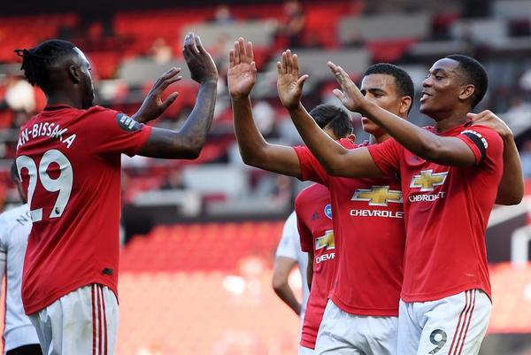 Un triplete de Martial guía al United hacia la goleada