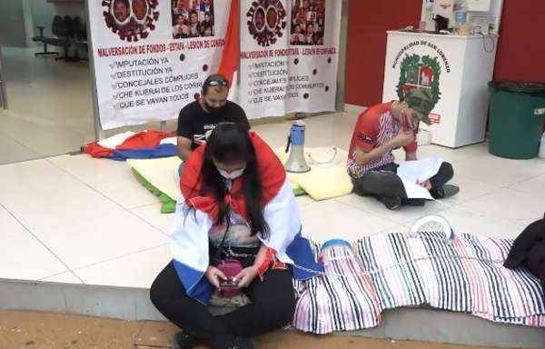 Vigilia frente a la comuna de San Lorenzo: exigen que se investigue malversación de fondos