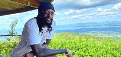 ¡NDOPAVEEEIIIII! la venida de Adebayor | Crónica