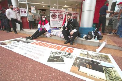 “Amanecieron” frente a la Muni para plaguearse | Crónica