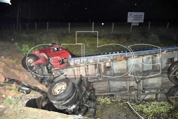 Camión cayó a un arroyo tras encandilamiento de su conductor - Nacionales - ABC Color